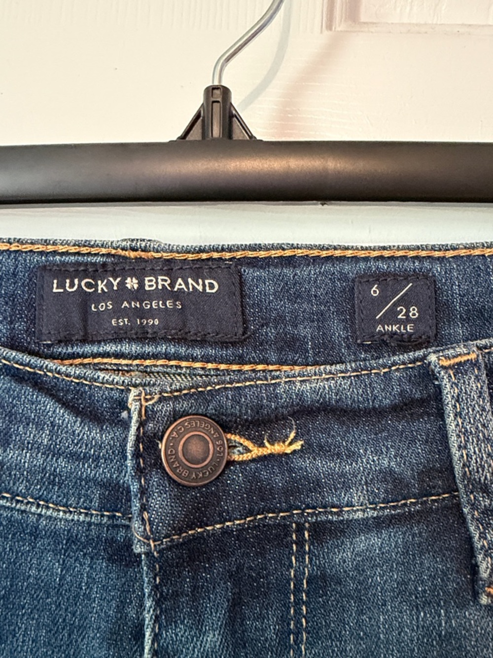 Lucky Brand NWT mid-rise straight leg medium wash jeans- size 6 (28) - Picture 4 of 9
